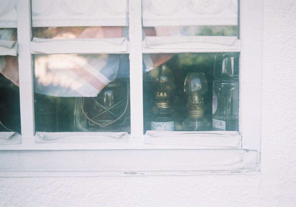 アトリエLeicaで窓の中のランプとイギリス国旗