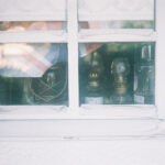 アトリエLeicaで窓の中のランプとイギリス国旗