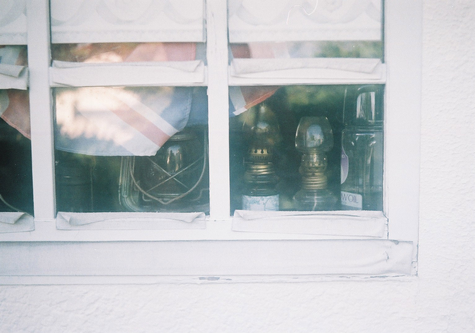 アトリエLeicaで窓の中のランプとイギリス国旗