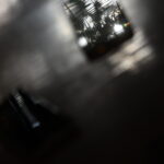 木漏れ日受けるスマホ