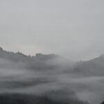 奈良途中車中から_朝霧の山脈