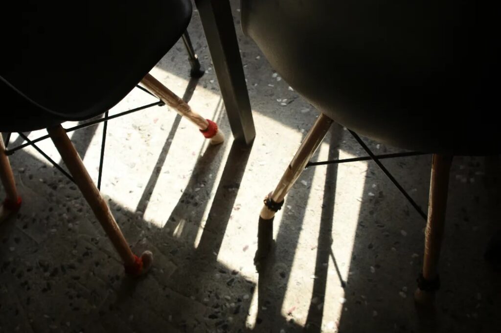 ニッチの椅子と影